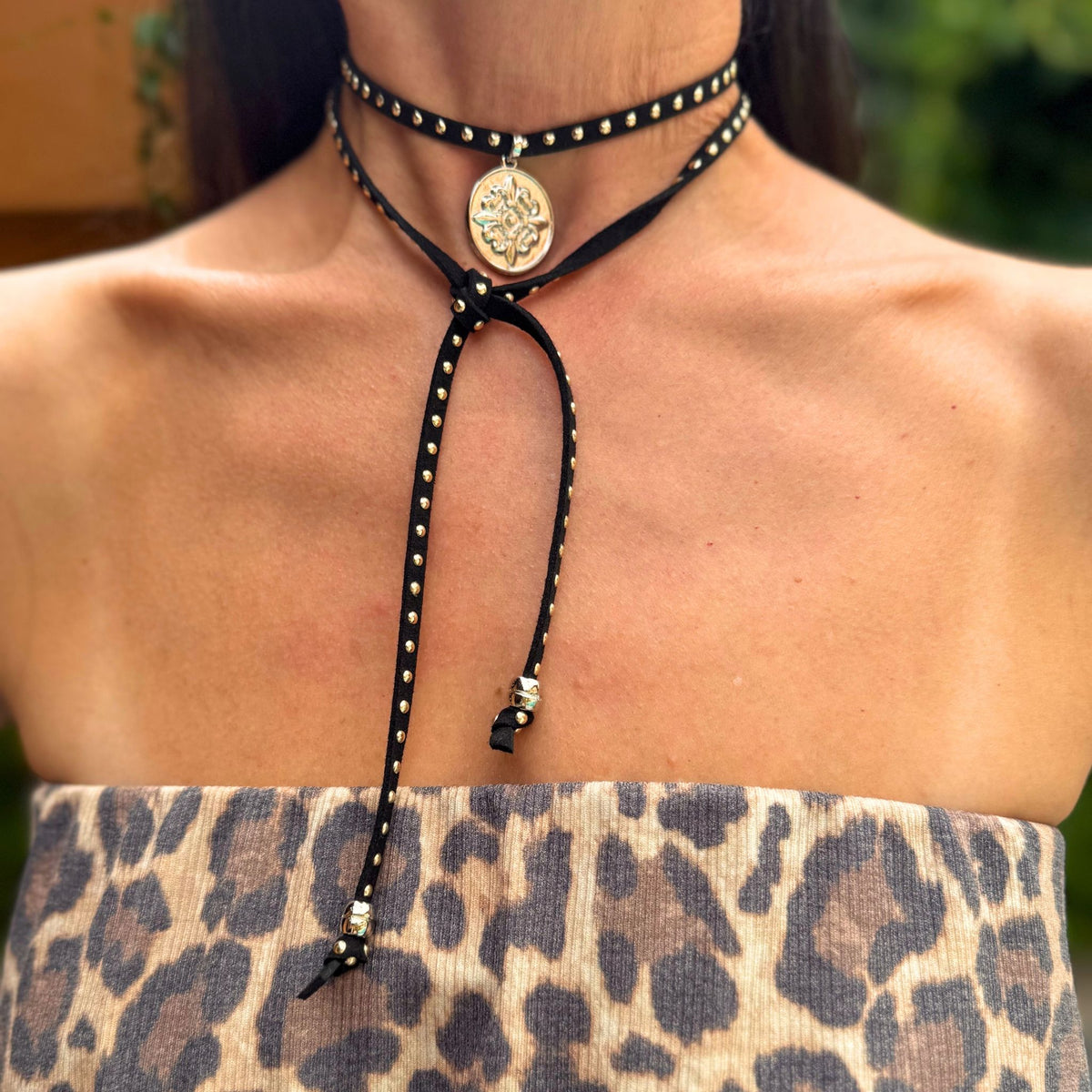 Choker Couro Moeda