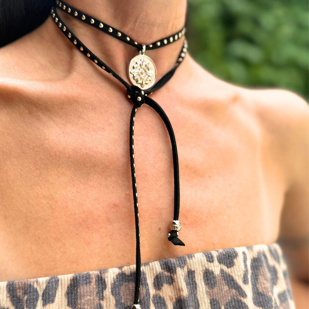 Choker Couro Moeda