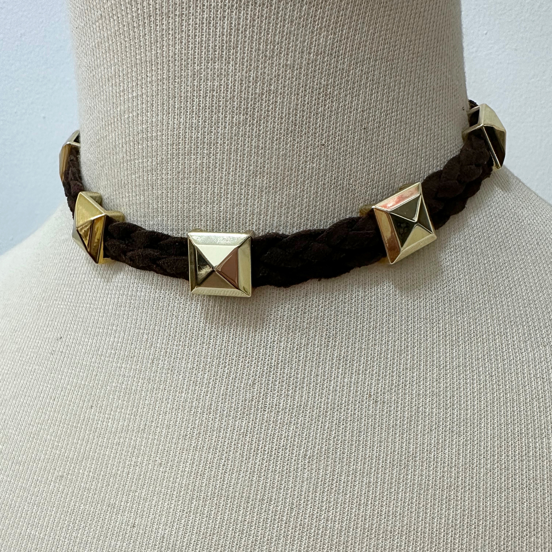 Choker Trama