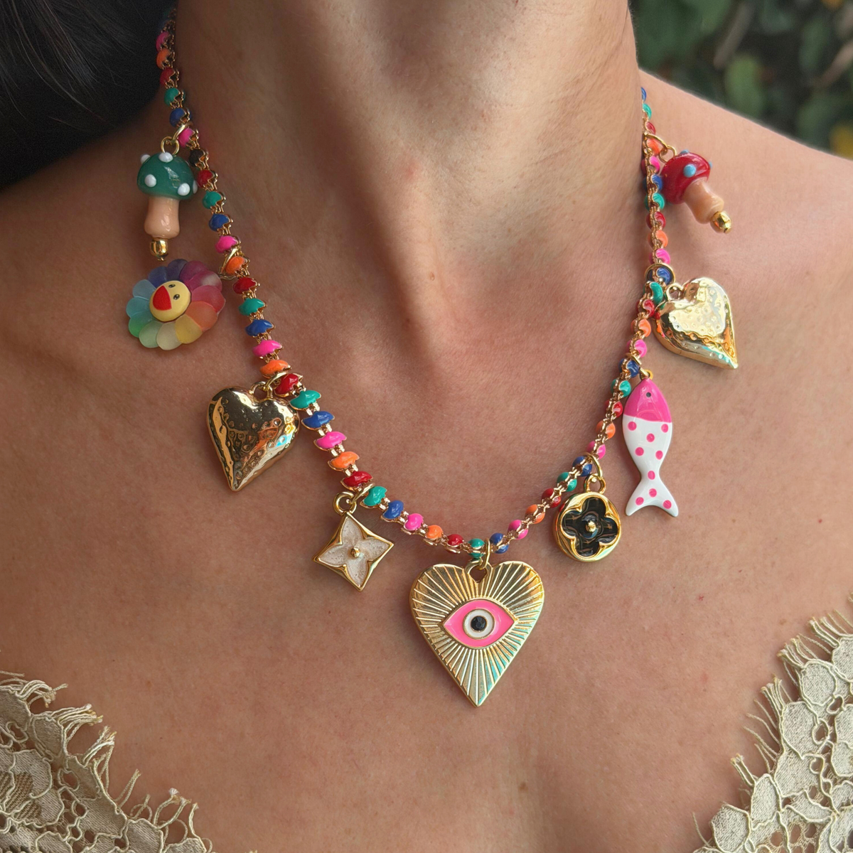 Colar coração olho