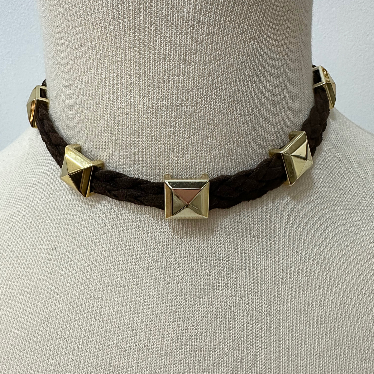 Choker Trama