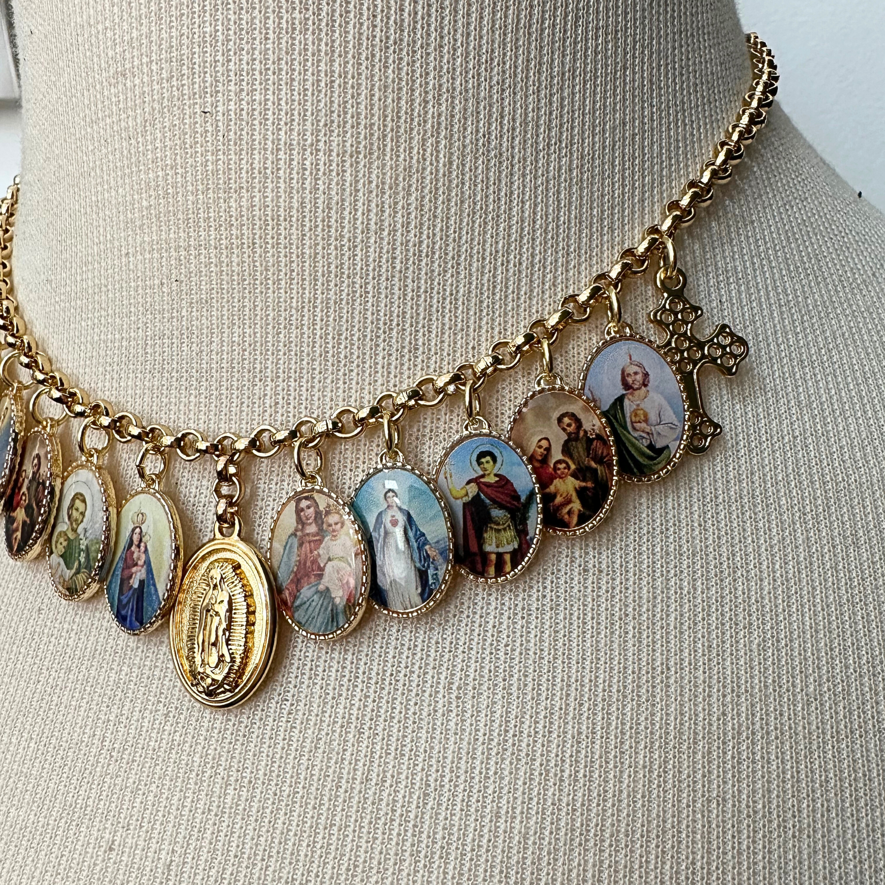 Colar Santinhos